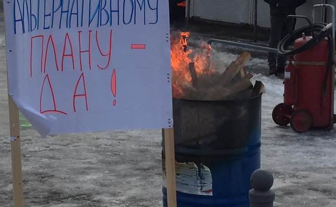 Протест в Харькове. У крупного рынка ставят противотанковые ежи