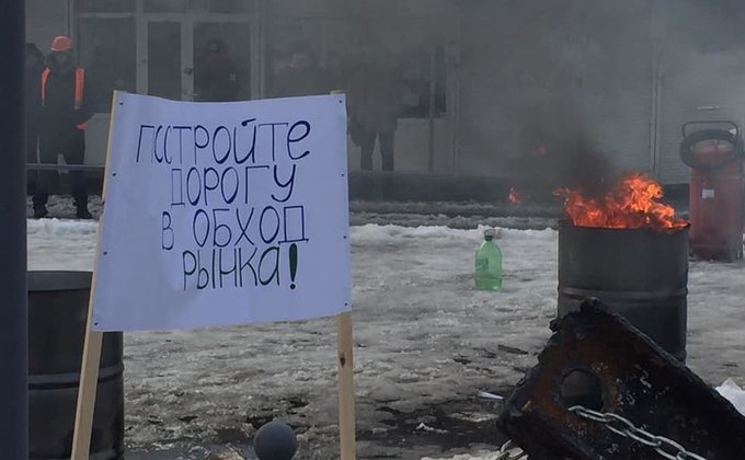 Протест в Харькове. У крупного рынка ставят противотанковые ежи
