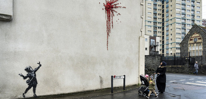 Граффити-валентинка в Бристоле: Бэнкси признал свое авторство - Фото