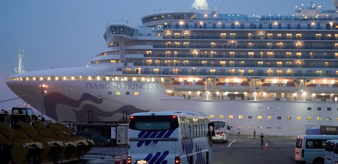 Пассажиры начали покидать лайнер, попавший в карантин в Японии - Фото