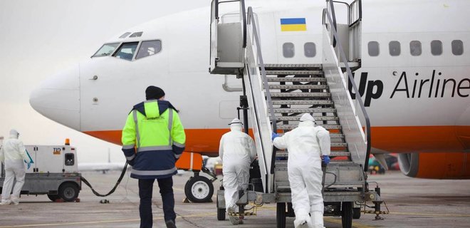 Эвакуация украинцев из Уханя. Журналист на борту самолета рассказал подробности - Фото