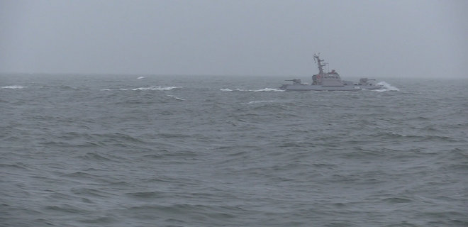 Украинские катера провели учения в Азовском море. Суда ФСБ наблюдали издалека - Фото