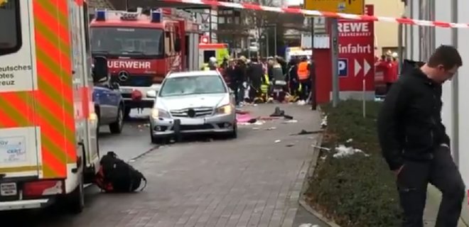 В Германии автомобиль въехал в толпу на карнавале, 10 пострадавших - Фото