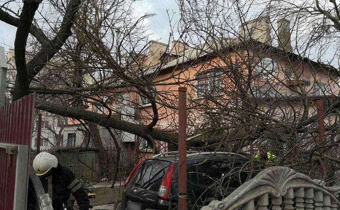 Николаев накрыл шторм: повреждены дома, автомобили, казармы - фото и видео