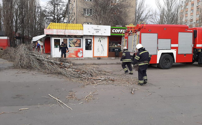 Николаев накрыл шторм: повреждены дома, автомобили, казармы - фото и видео