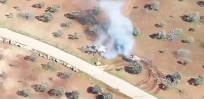 Давид и Голиаф: БМП сирийских повстанцев таранит танк армии Асада - видео - Фото
