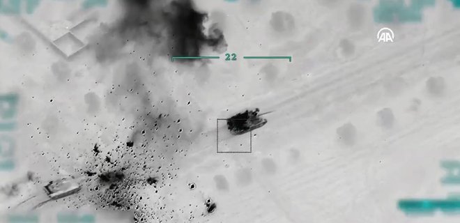 Турция показала с воздуха, как бомбит технику и людей Асада в Идлибе – видео - Фото