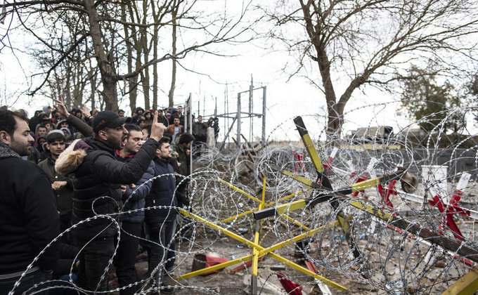 Тысячи беженцев пытаются прорвать границу с Грецией - фото