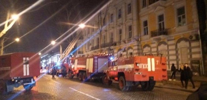 В центре Одессы горел старинный жилой дом, пострадал спасатель: фото, видео - Фото