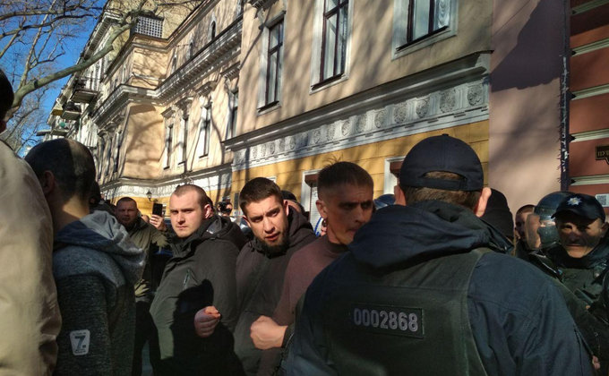 В Одессе блокируют съезд ОПЗЖ: возникают потасовки – фото, видео