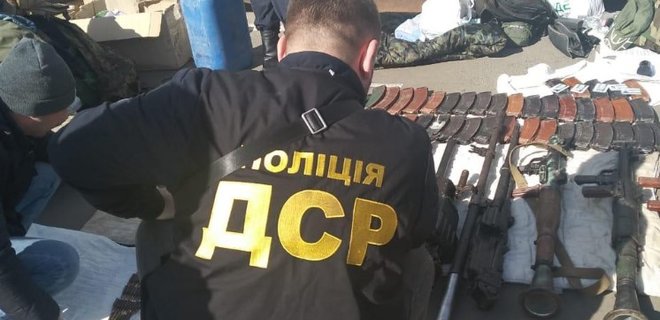 На блокпосту в Луганской области задержали микроавтобус с арсеналом оружия: фото - Фото