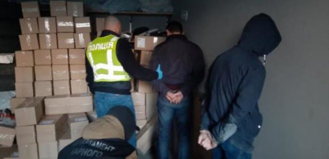 В Киеве задержали подозреваемых в вооруженном похищении 100 000 масок - Фото