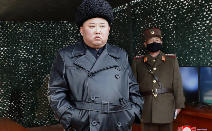 Пока у всех пандемия, Ким Чен Ын поехал испытывать реактивную артиллерию: фото