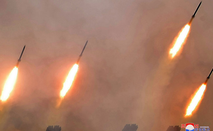 Пока у всех пандемия, Ким Чен Ын поехал испытывать реактивную артиллерию: фото