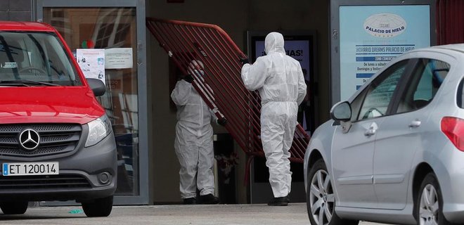 В столице Испании каток превратили в морг для умерших от коронавируса: фото - Фото