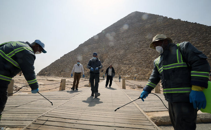 Коронавирус. В Египте дезинфицируют пирамиды: фоторепортаж
