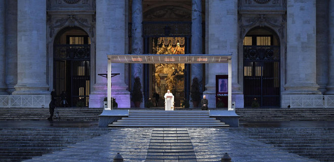 Коронавирус. Папа римский на пустой площади молился о прекращении пандемии: фото - Фото