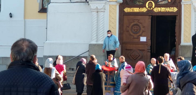 В Житомире священники причащали прихожан, невзирая на карантин: фото - Фото