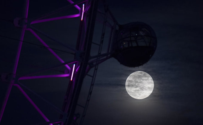Розовое Суперлуние. Ночью была самая яркая Луна в году - фото со всего мира