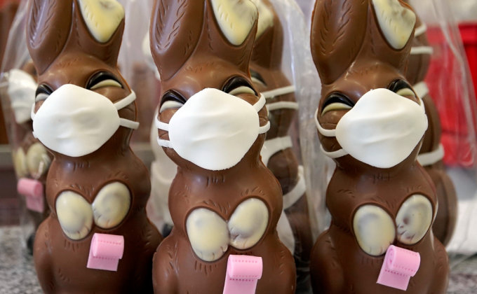 Кондитеры VS коронавирус: шоколадные зайцы-медсестры и печенье в масках - фото