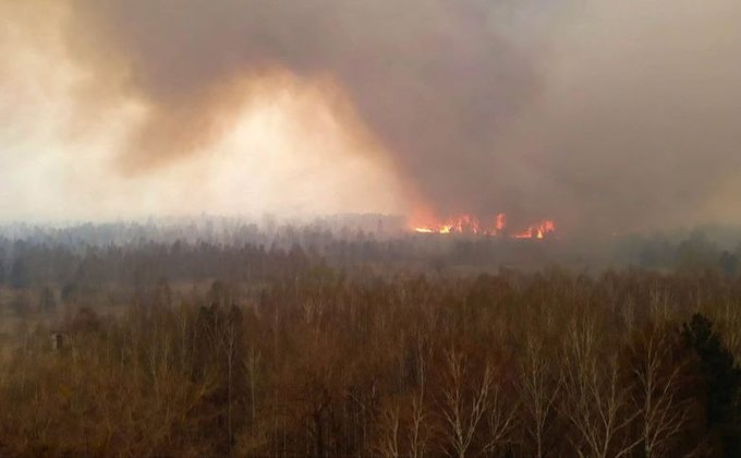 Спасатели ликвидируют масштабный пожар в Чернобыльской зоне: фоторепортаж