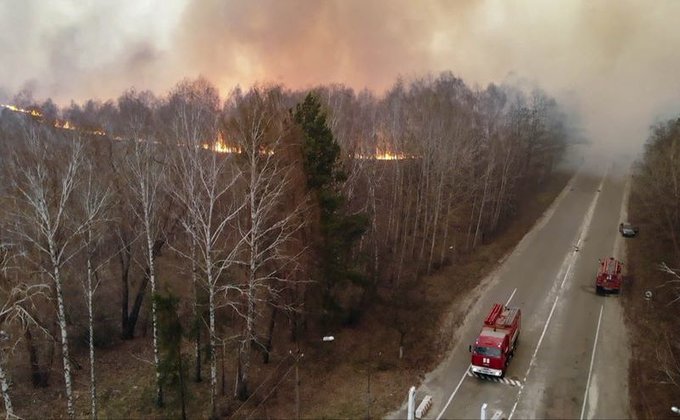 Спасатели ликвидируют масштабный пожар в Чернобыльской зоне: фоторепортаж