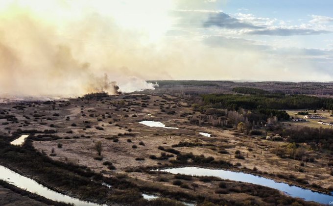 Огонь перешел через реку. Как тушат пожар в Зоне отчуждения – фото с дрона