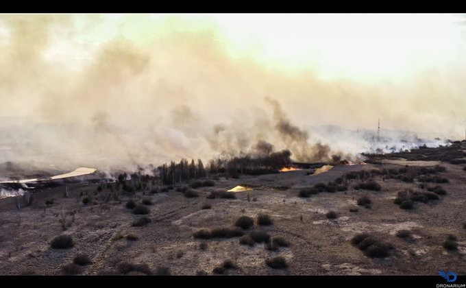 Огонь перешел через реку. Как тушат пожар в Зоне отчуждения – фото с дрона