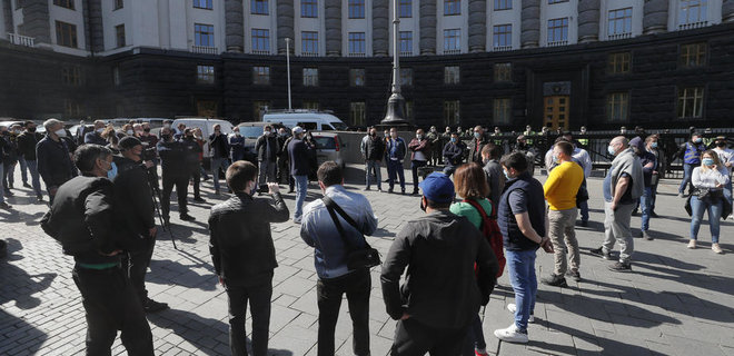 Протесты у Кабмина. В центр Киева стянули полицию и Нацгвардию - фото - Фото