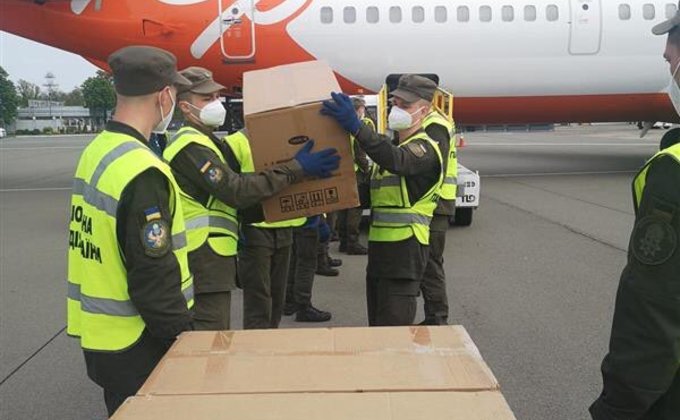 Коронавирус. В Украину прибыл последний самолет от ОП с медоборудованием – фото