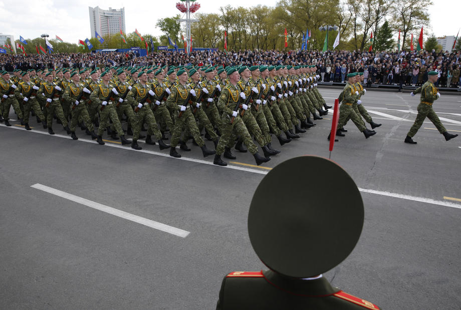 На парад в Минске 9 мая собрались тысячи людей, невзирая на ...