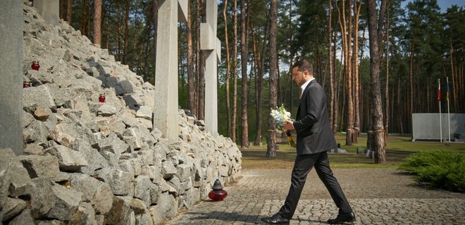 День памяти жертв репрессий. Зеленский возложил цветы в Быковнянских могилах - Фото