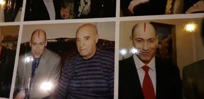 У офиса Гордона протестовали против его интервью с террористом Гиркиным: видео - Фото
