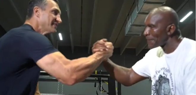 Бокс. Кличко тренирует 57-летнего Холифилда перед возвращением на ринг – видео - Фото