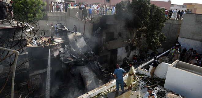 В Пакистане разбился пассажирский самолет: на борту были 100 человек - видео - Фото