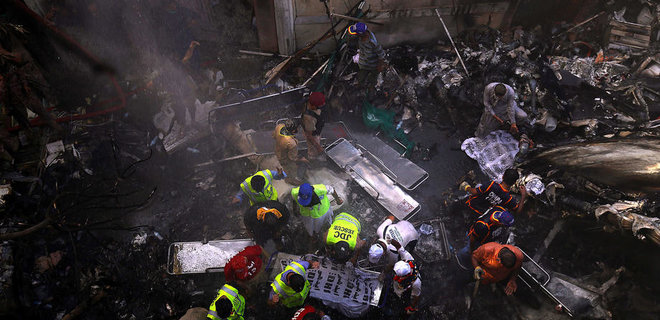 Авиакатастрофа в Пакистане. Выжившие рассказали, как им удалось спастись - Фото