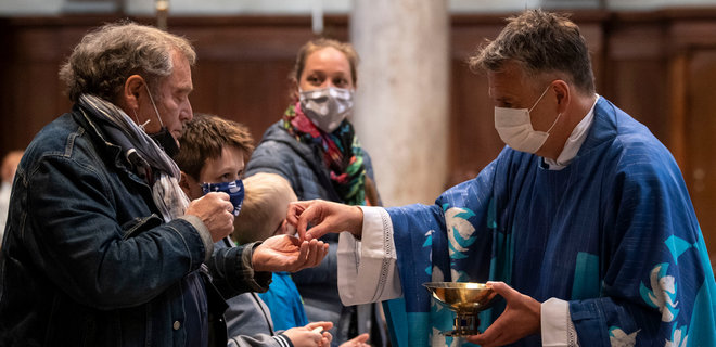 Верующие в Германии сходили в церковь: более сотни заболевших коронавирусом - Фото