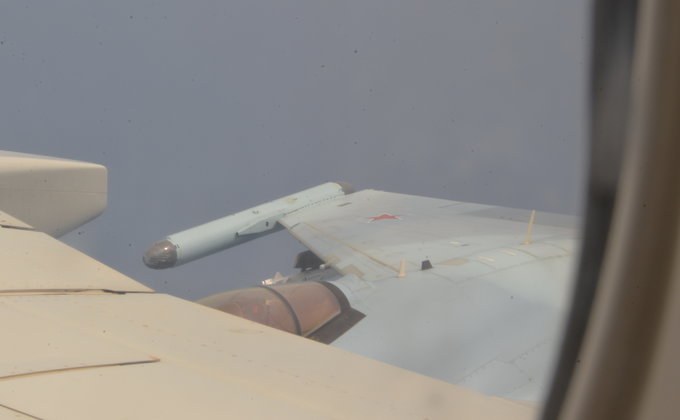 Угроза столкновения. Истребители РФ опасно перехватили самолет ВМС США – фото
