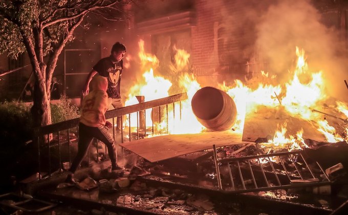 В Миннеаполисе сожгли полицейский участок. Что происходит в городе – фото, видео