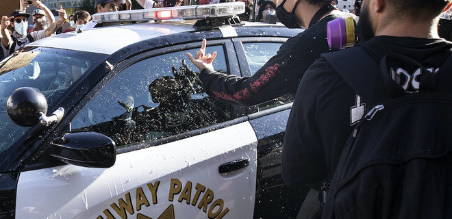 Беспорядки в Миннеаполисе. Полицейского, который задушил человека, арестовали - Фото