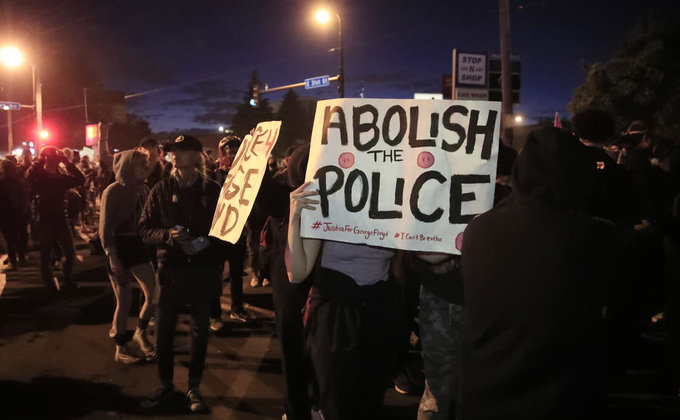 Протесты в США: столкновения с полицией и сгоревшие автомобили – фоторепортаж
