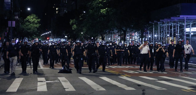 Беспорядки и тысячи задержанных. 25 городов в США ввели комендантский час - Фото