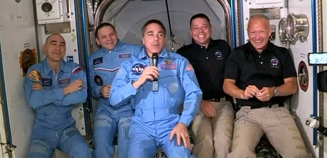 Астронавты с частного корабля SpaceX успешно долетели и перешли на МКС – видео - Фото