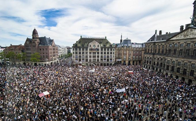Несмотря на эпидемию. Тысячи людей в центре Амстердама поддержали протесты в США