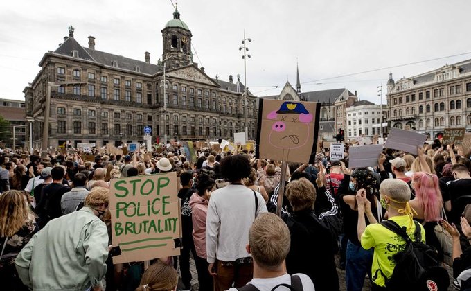Несмотря на эпидемию. Тысячи людей в центре Амстердама поддержали протесты в США