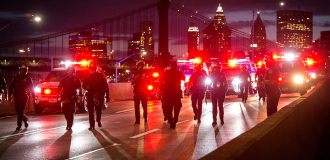 В ходе протестов в США несколько полицейских получили огнестрельные ранения - Фото