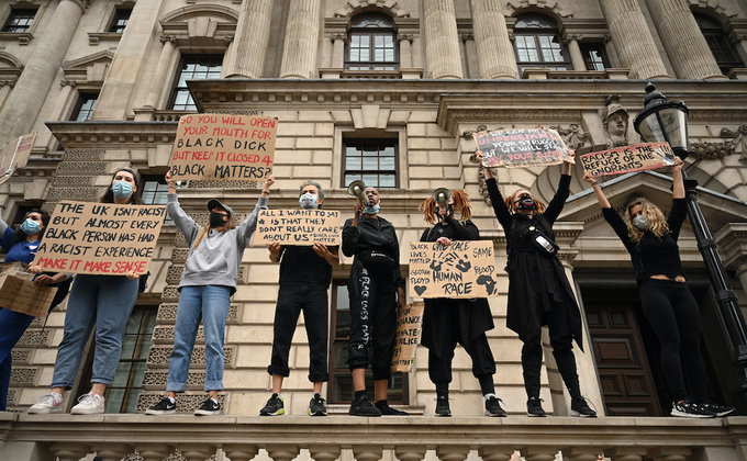 В Лондоне десятки тысяч протестовали против расизма и полицейского насилия: фото