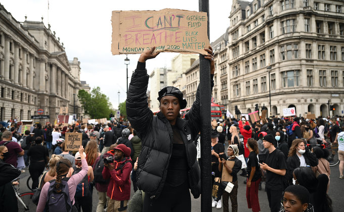 В Лондоне десятки тысяч протестовали против расизма и полицейского насилия: фото
