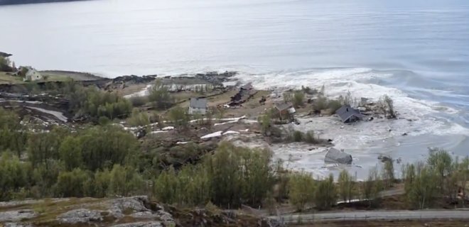В Норвегии оползень унес в море восемь зданий: видео - Фото