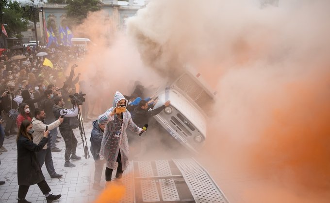 В Украине проходят акции за отставку Авакова: в центре Киева зажгли фаеры - фото